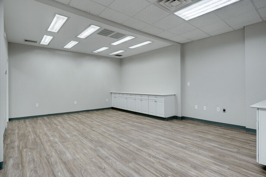 More Photos Of 425 Westpark Way, Euless Office For Sale