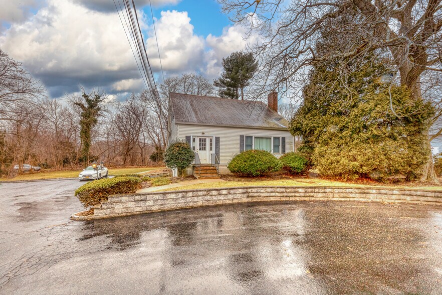 More Photos Of 226 E Main St, Huntington Office For Lease