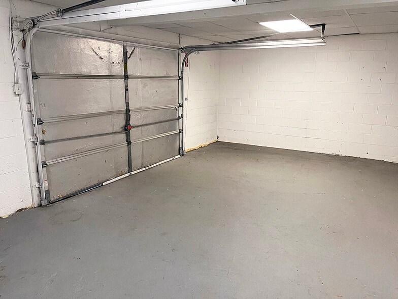 More Photos Of 4702-4704 Dupont Pky, Townsend Freestanding For Lease