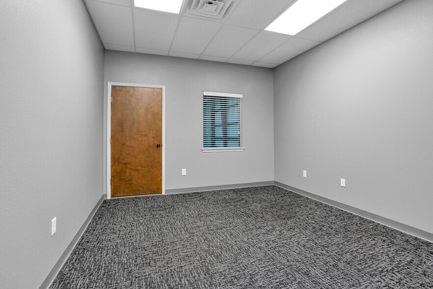 More Photos Of 2418 N Frazier, Conroe Warehouse For Lease