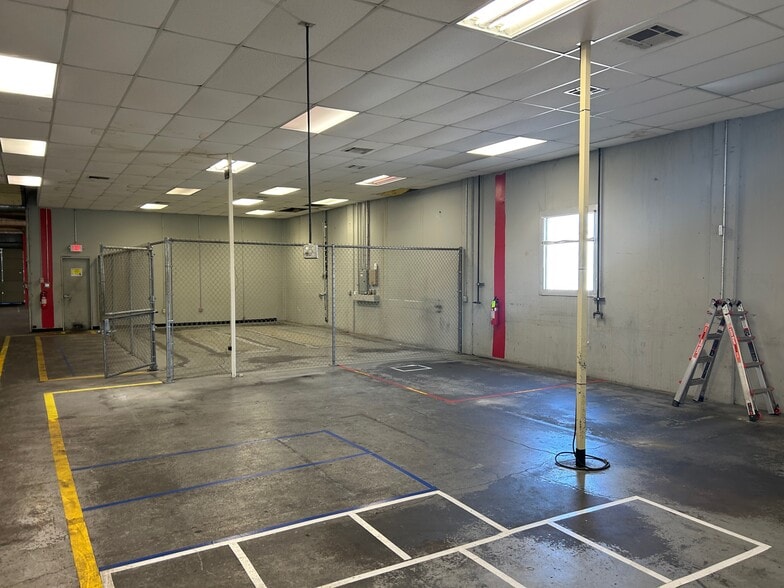 More Photos Of 5313 E Apache St, Tulsa Warehouse For Lease