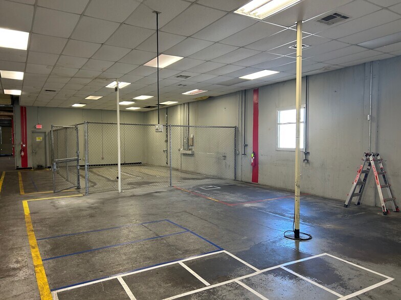 More Photos Of 5313 E Apache St, Tulsa Manufacturing For Lease