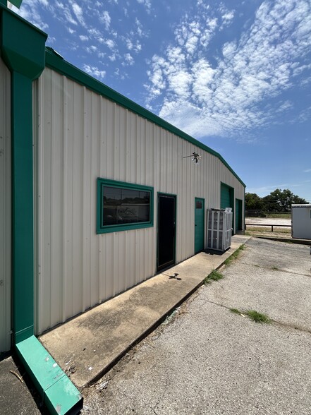 More Photos Of 440 N Broadway St, Joshua Manufacturing For Lease
