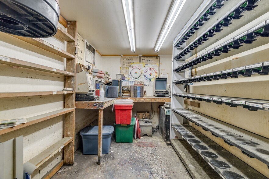 More Photos Of 805 Elm St, Bastrop Distribution For Sale
