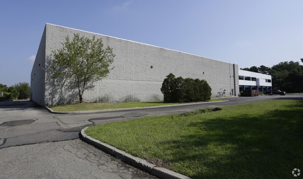 More Photos Of 200 Trade Zone Dr, Ronkonkoma Unknown For Lease