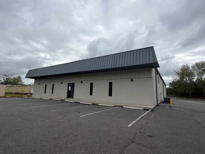 More Photos Of 1950 Wise Dr, Dothan Warehouse For Lease
