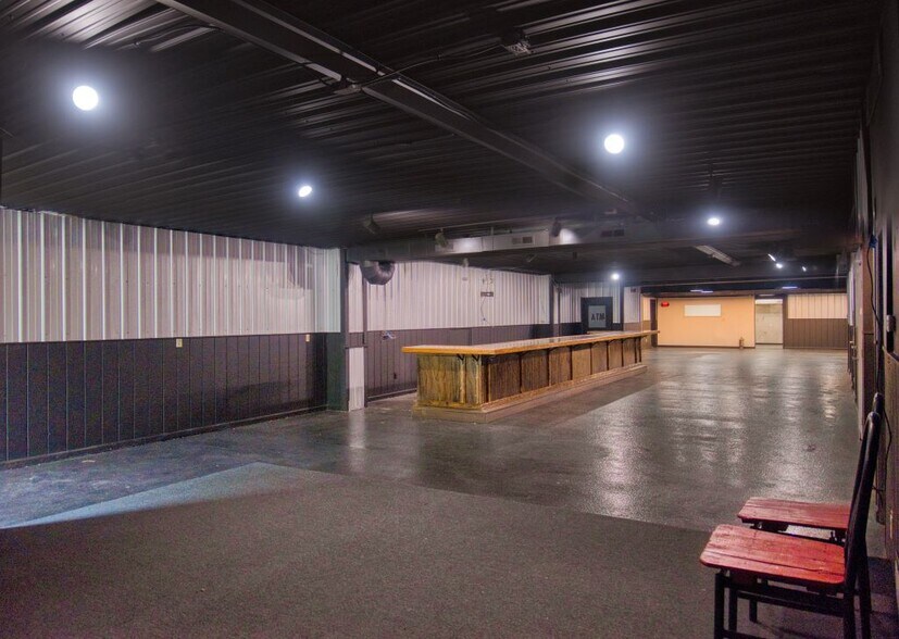 More Photos Of 4540 Emerson Ave, Parkersburg Bar For Lease