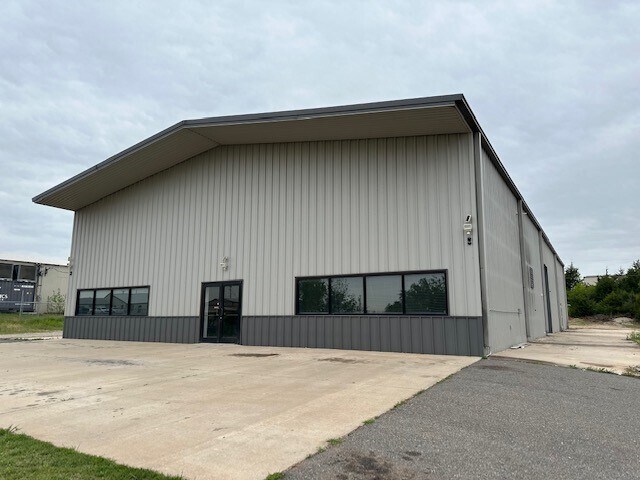 More Photos Of 6355 Boucher Dr, Edmond Showroom For Lease