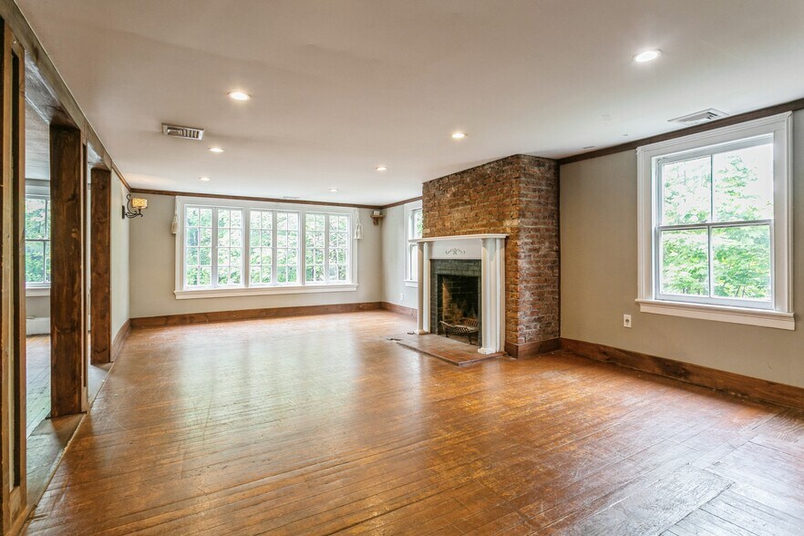 More Photos Of 234 N Bedford Rd, Mount Kisco Freestanding For Sale