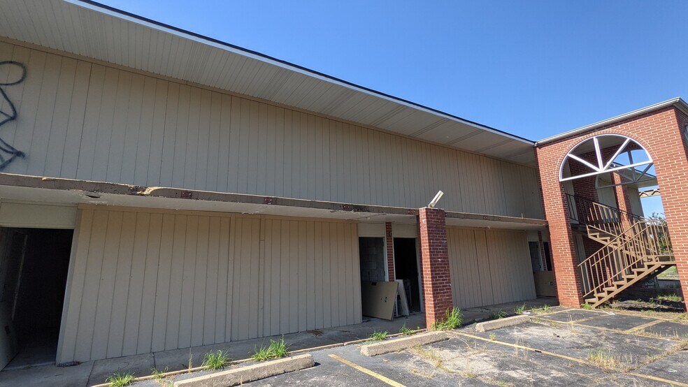 More Photos Of 107-n N Rand Dr, Searcy Hotel For Sale