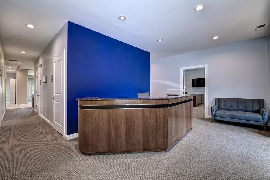 More Photos Of 10609-10611 Watterson Center Ct, Louisville Office For Sale
