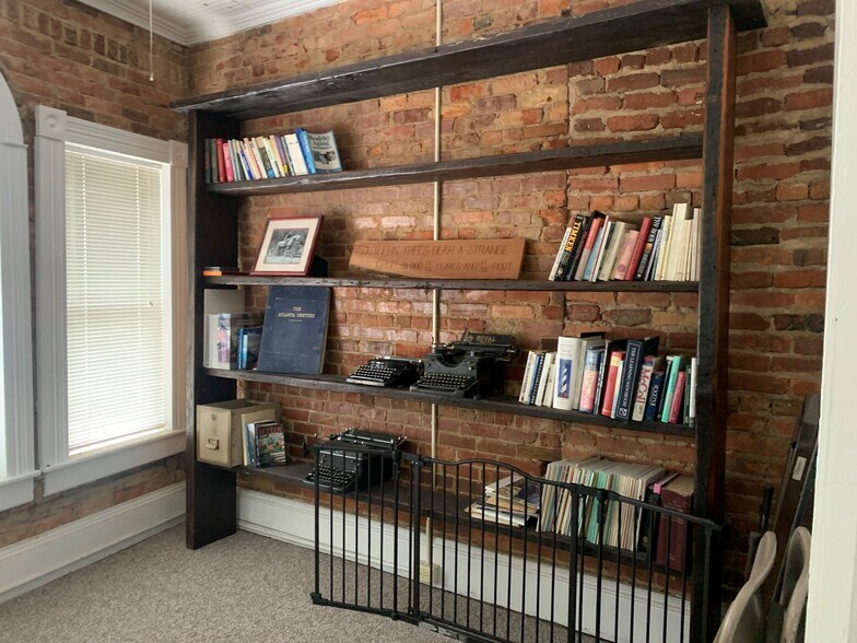 More Photos Of 16 N Trade St, Tryon Office For Sale