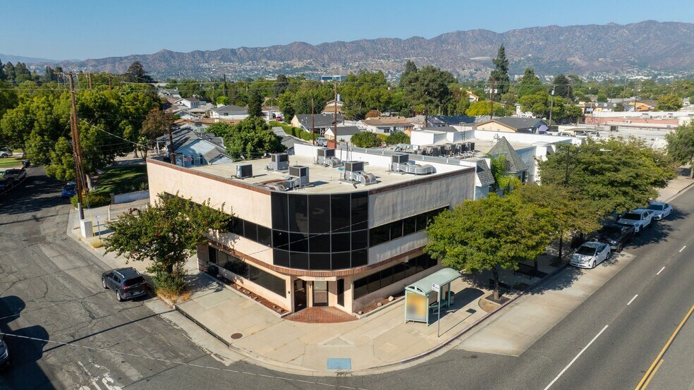 More Photos Of 2725 W Burbank Blvd, Burbank Office For Lease
