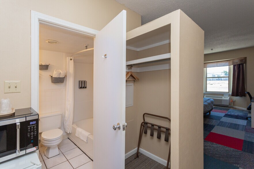 More Photos Of 2803 W 2nd St, Roswell Hotel For Sale