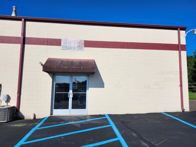 More Photos Of 252 Bethlehem Pike, Colmar Showroom For Lease