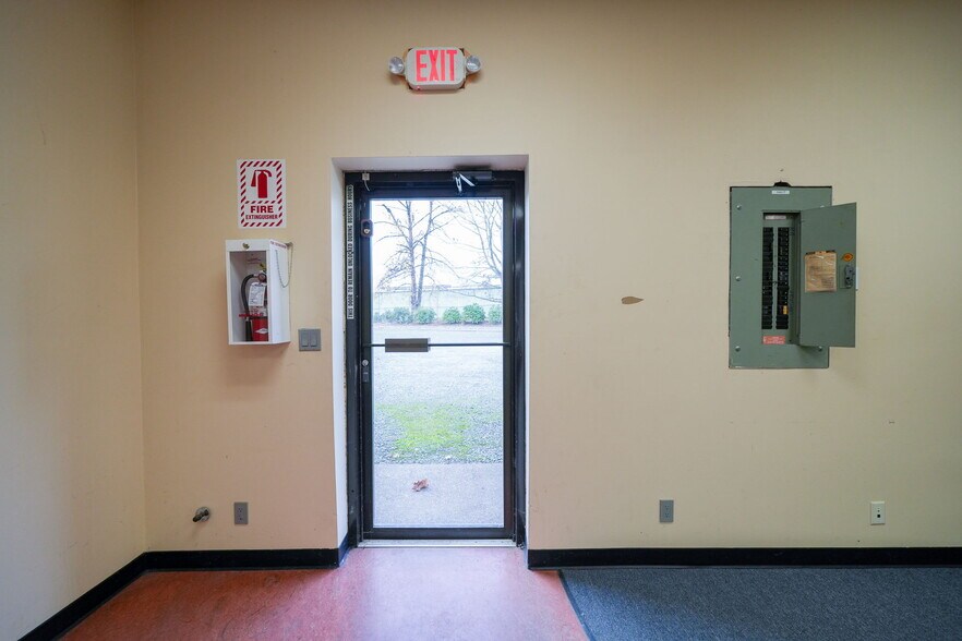 More Photos Of 1555-1557 SE Crystal Lake Dr, Corvallis Warehouse For Lease