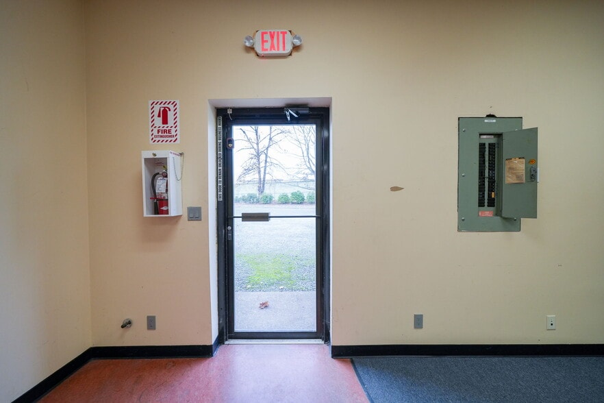 More Photos Of 1555-1557 SE Crystal Lake Dr, Corvallis Warehouse For Lease
