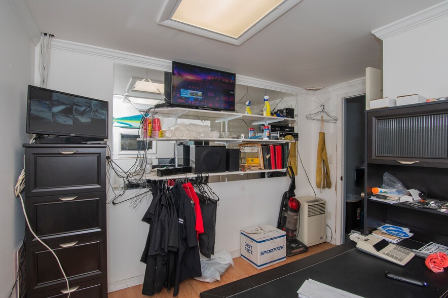 More Photos Of 982 E Hartshorn Ln, Holder Auto Repair For Sale