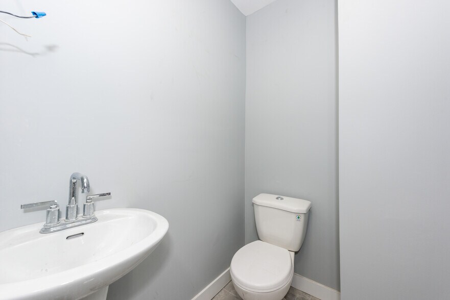 More Photos Of 808 Mcneill Rd NE, Calgary Apartments For Sale