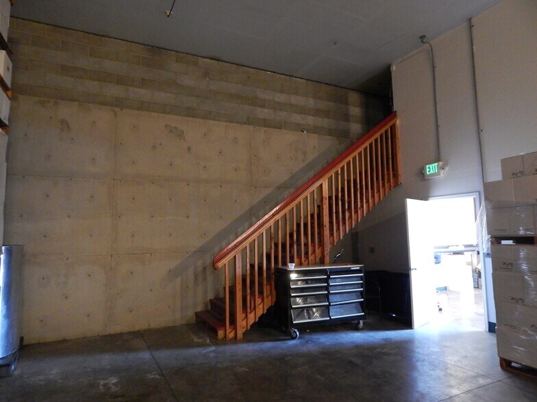 More Photos Of 707 Hess Ln, Roseburg Warehouse For Lease