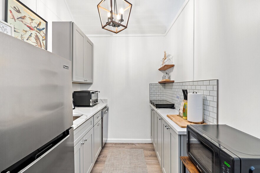 More Photos Of 104 Scudder Ln, Wimberley Hotel For Sale