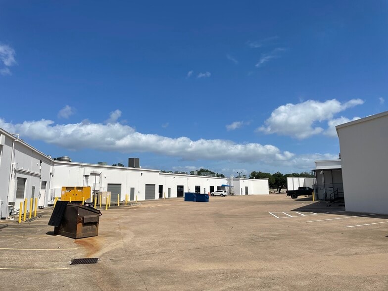 More Photos Of 1901 W Braker Ln, Austin Unknown For Lease