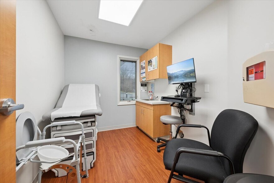 More Photos Of 762 US HIGHWAY 202/206, Bridgewater Medical For Lease