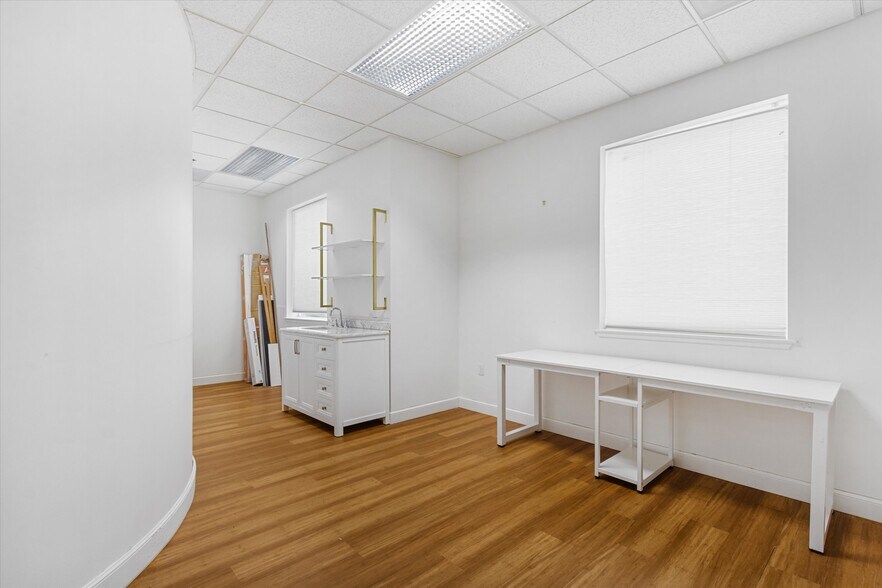 More Photos Of 8911 Lakewood Dr, Windsor Medical For Lease