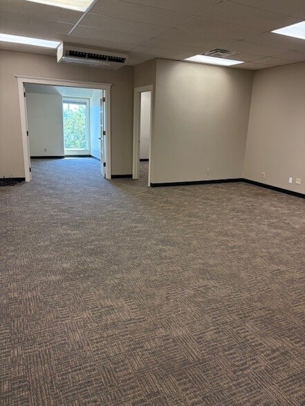 More Photos Of 15301 W 87th Street Pky, Lenexa Medical For Lease