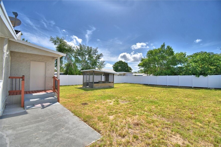 More Photos Of 208 Center St, Auburndale Office For Sale