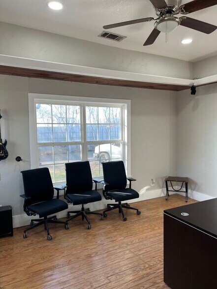 More Photos Of 1217 Perry St, Irving Office For Sale
