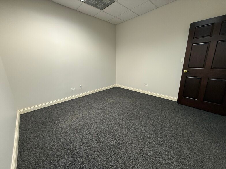 More Photos Of 1880 W Winchester Rd, Libertyville Medical For Sale