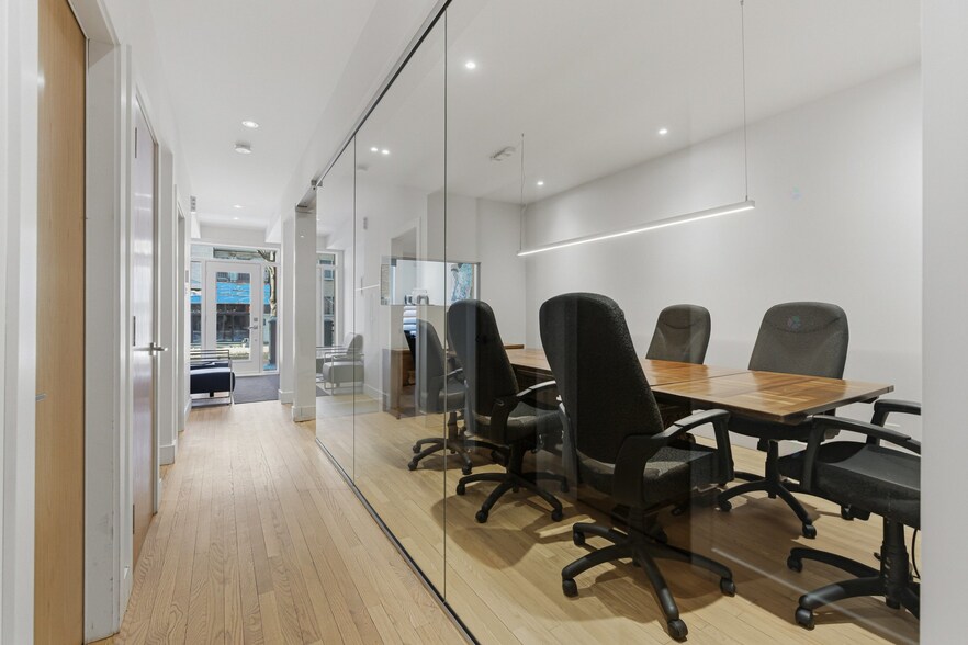 More Photos Of 1334 Rue Beaubien E, Montréal Office For Sale
