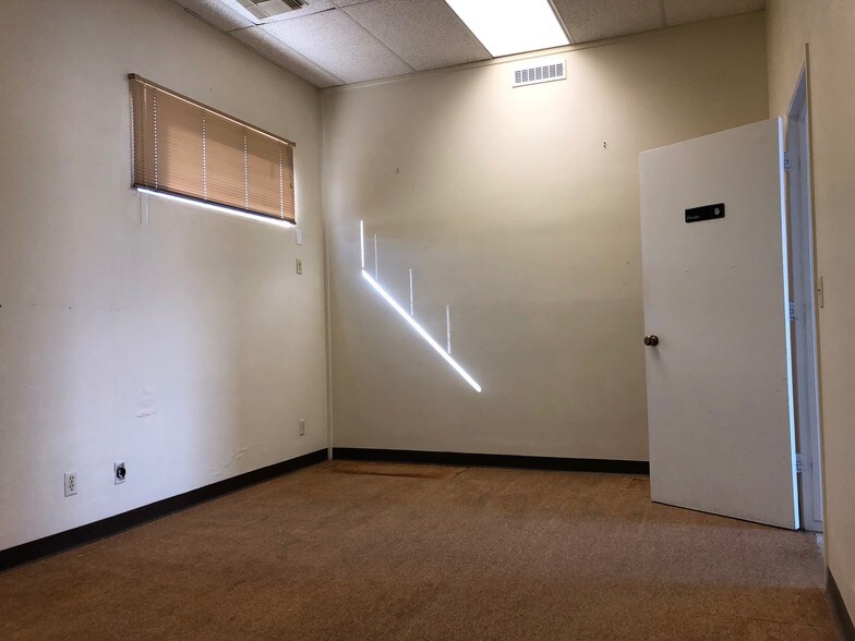 More Photos Of 913 Alene Ave, Ridgecrest Office For Sale