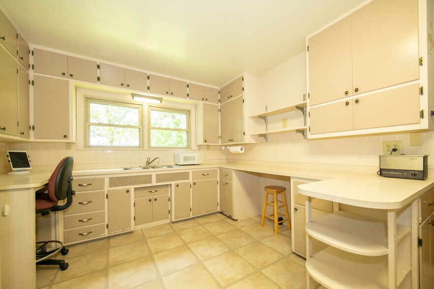 More Photos Of 950 W Jefferson St, Franklin Medical For Lease