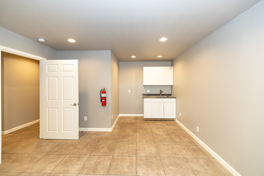 More Photos Of 8276 N SH 16, Poteet Distribution For Sale