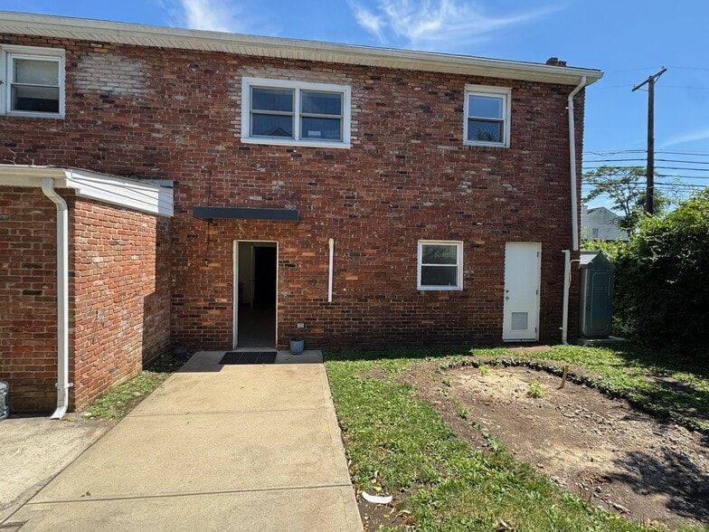 Primary Photo Of 244 Maple Pl, Mineola Warehouse For Lease