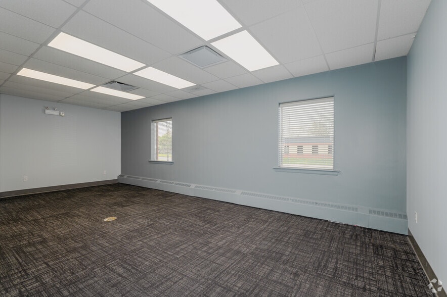 More Photos Of 340-390 Saskatoon St, London Showroom For Lease