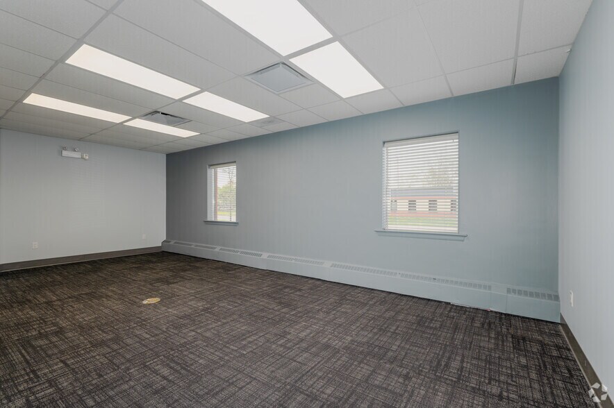 More Photos Of 340 Saskatoon St, London Showroom For Lease
