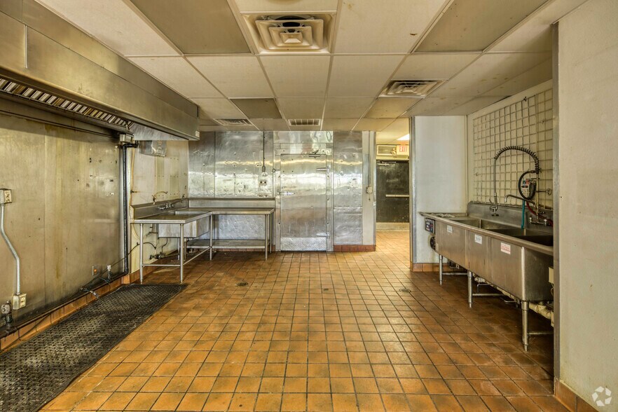 More Photos Of 1855 E Memorial Blvd, Lakeland Fast Food For Sale