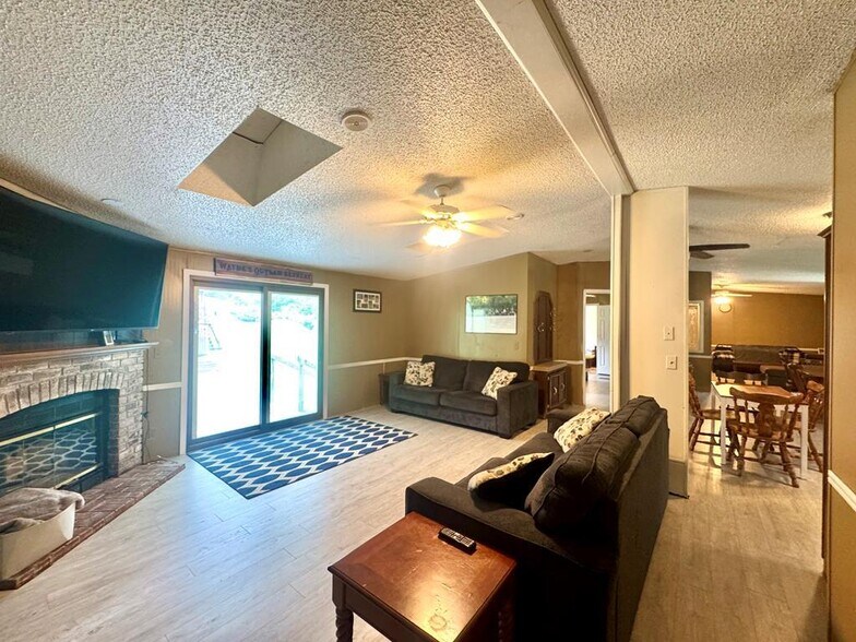 More Photos Of 158 Caloric Rd., Mullens Flex For Sale