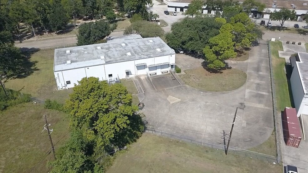 More Photos Of 740 Bradfield Rd, Houston Light Distribution For Sale
