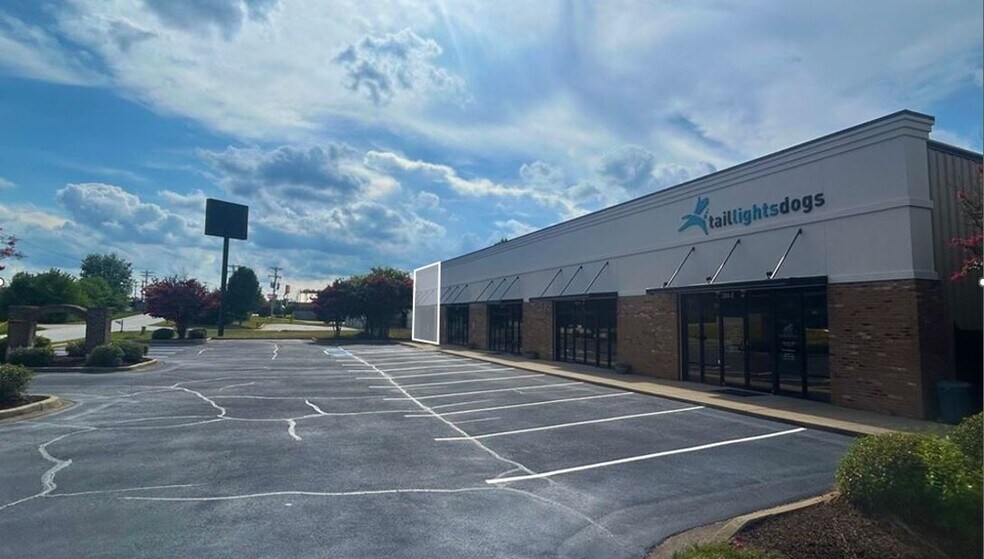 More Photos Of 284 Rocky Creek Rd, Greenville Storefront For Lease