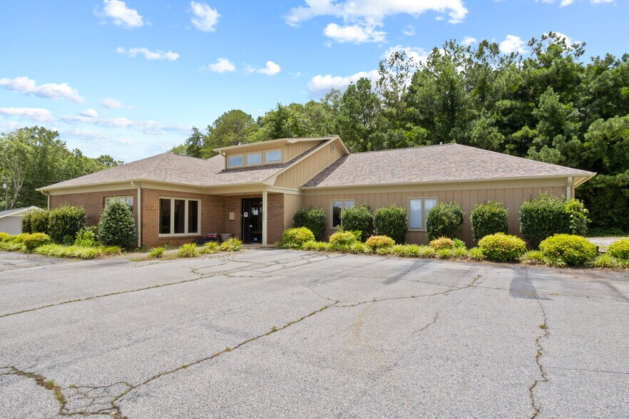 Primary Photo Of 735 N Townville St, Seneca Medical For Lease