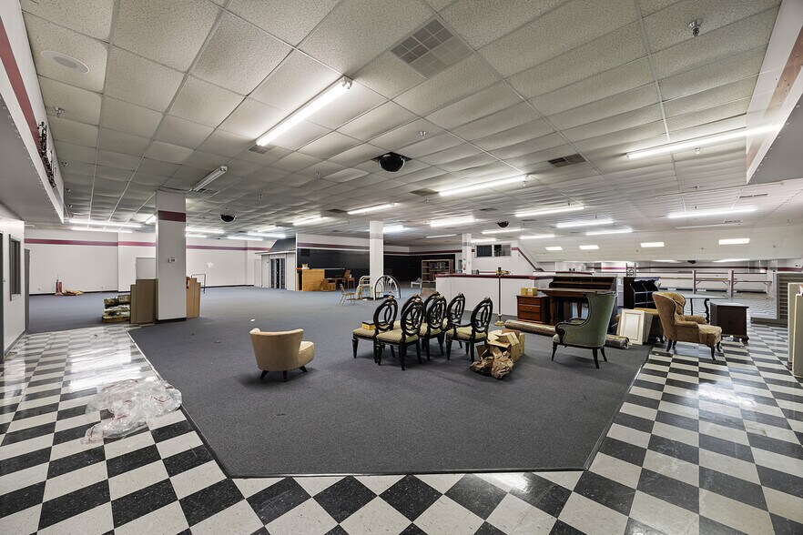 More Photos Of 2058 Hollywood Dr, Jackson Freestanding For Sale