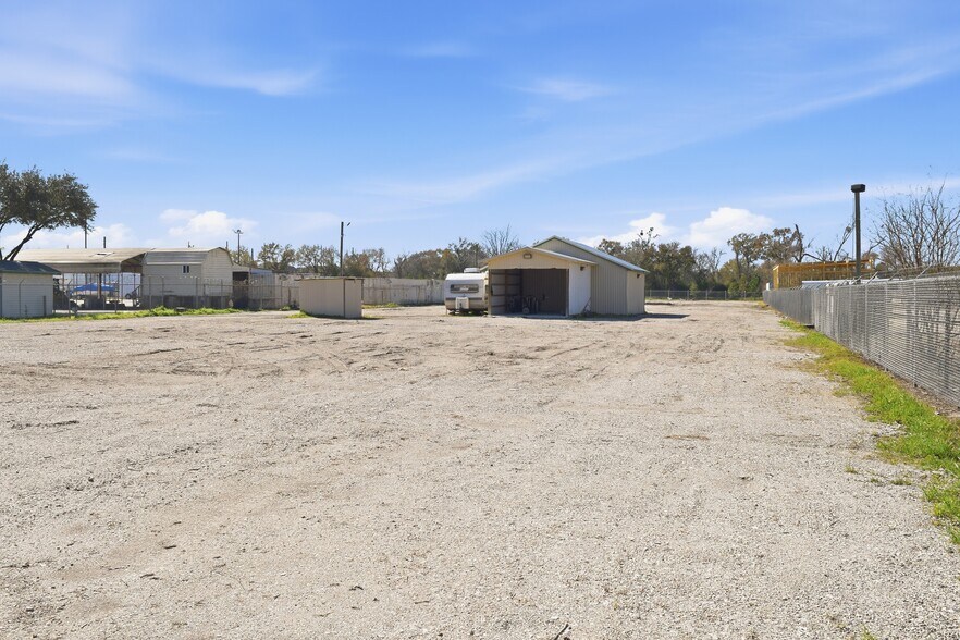 More Photos Of 12115 West Dr, Cypress Land For Lease