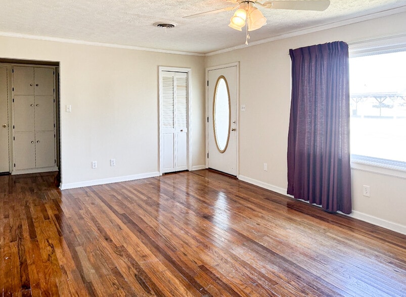 More Photos Of 202 Harold King Dr, Benton Office For Sale