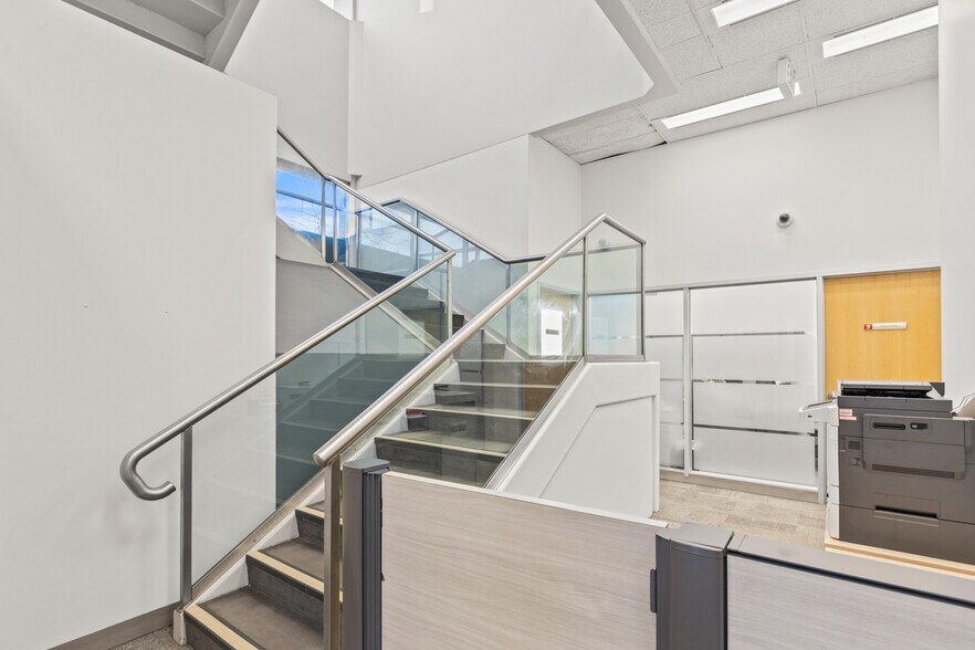 More Photos Of 478 Bernard Av, Kelowna Office For Lease