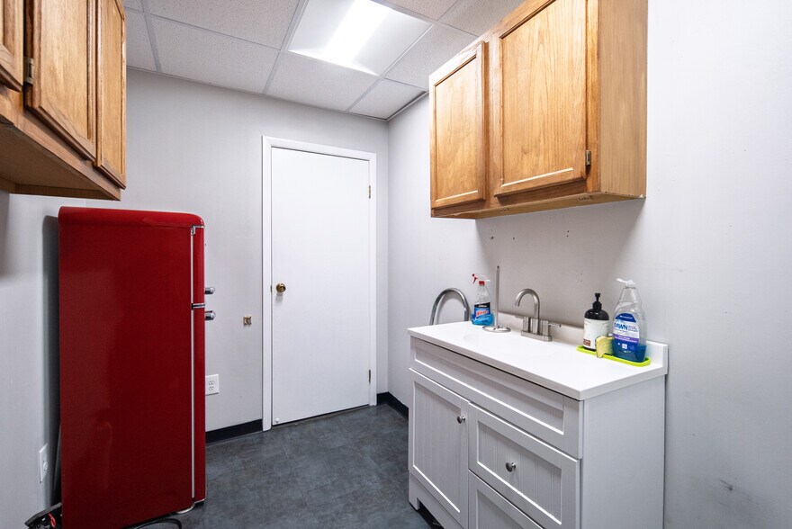 More Photos Of 404 Troy Schenectady Rd, Latham Office Residential For Lease