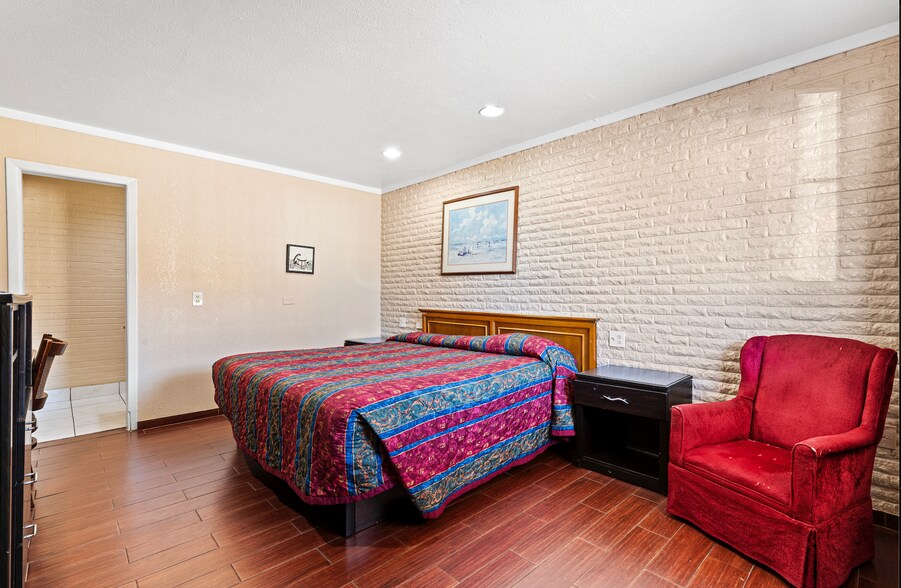 More Photos Of 1907 Lamar Ave, Paris Hotel For Sale